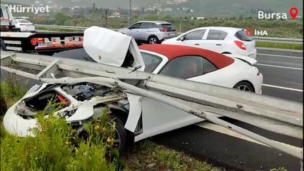 Lüks spor araç bariyerlere girdi, kazaya duran araca başka bir otomobil çarptı