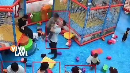 Hombre golpea y lanza a niño en área de juegos por "tumbar" a su hijo