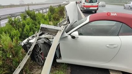 Lüks otomobil bariyerlere girdi, kazaya duran araca başka bir araç çarptı: 3 yaralı