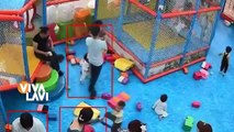 Hombre golpea y lanza a niño en área de juegos por 