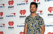 Taylor Lautner no cree 'prudente' bromear sobre Taylor Swift y John Mayer