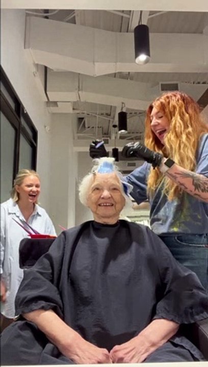 Avó pinta o cabelo de várias cores e 'derrete'...