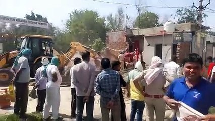 सरकारी स्कूल के मुख्य द्वार पर चला पीला पंजा....देखें वीडियो