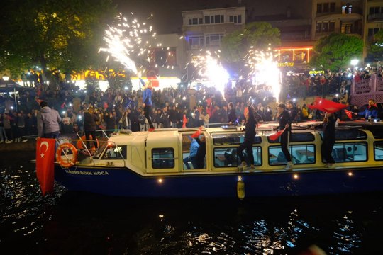 Eskişehir Porsuk Çayı'nda fener alayı coşkusu
