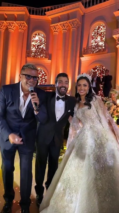 عمرو دياب يحيي حفل زفاف ابنة حميد الشاعري ويمازح الأخير