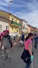Tra fatica e orgoglio si spala il fango, si canta. E "Romagna mia" diventa virale