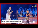 Filha de Léo Santana surge no palco de show e dança com o pai