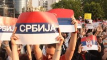 Decenas de miles de serbios exigen dimisión del presidente por tiroteos con 18 muertos
