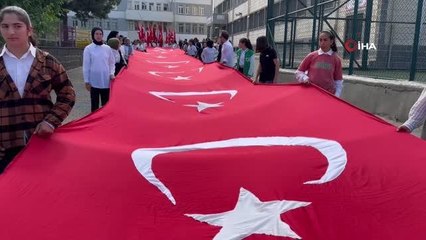 Siverek'te öğrenciler dev Türk Bayrağıyla şehir turu attı