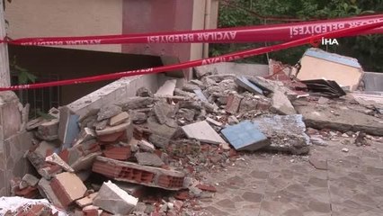 Avcılar'da balkonu çöken 36 yıllık bina tahliye edildi