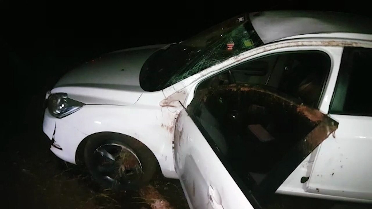 Motorista desvia de veículo, perde o controle da direção e capota na BR-467 em Cascavel