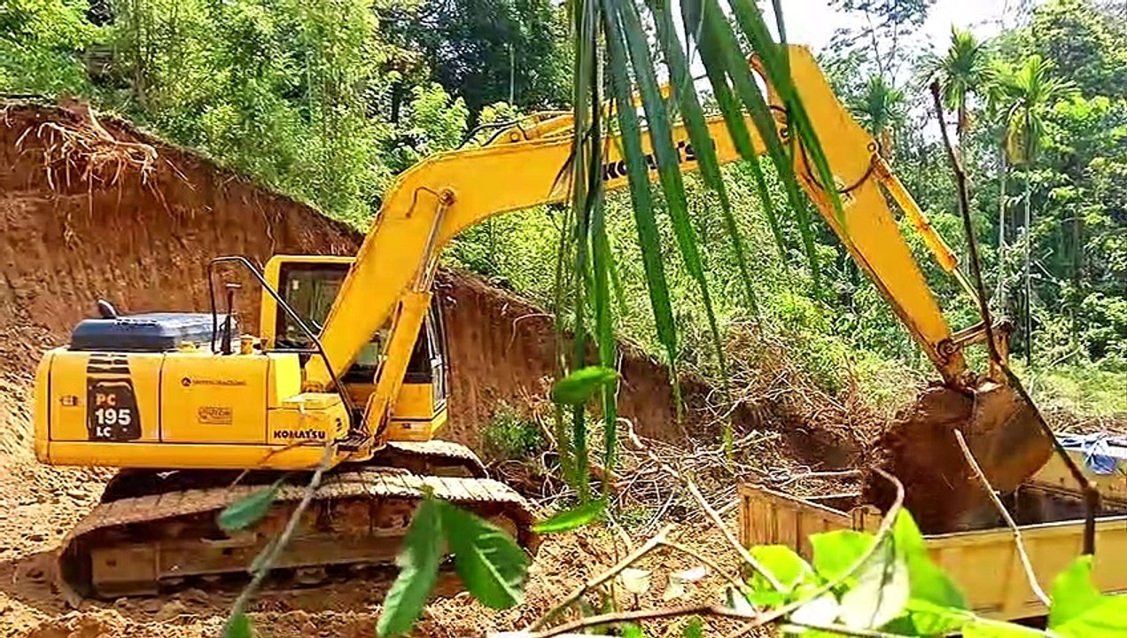 Efficient Loading Excavator Komatsu PC 195 LC Action Dump Truck