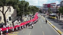 Gençlerden 100 metrelik dev Türk bayrağı Aydın sokakları kırmızıya boyandı