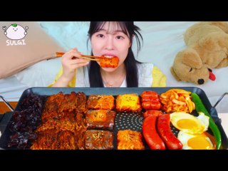 Download Video: ASMR MUKBANG Rice paper wrap, Fire noodles, Black bean noodles. Enoki Mushroom, Sausage.