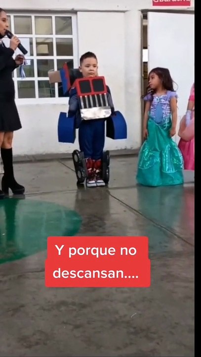Niño sorprende con disfraz de transformer