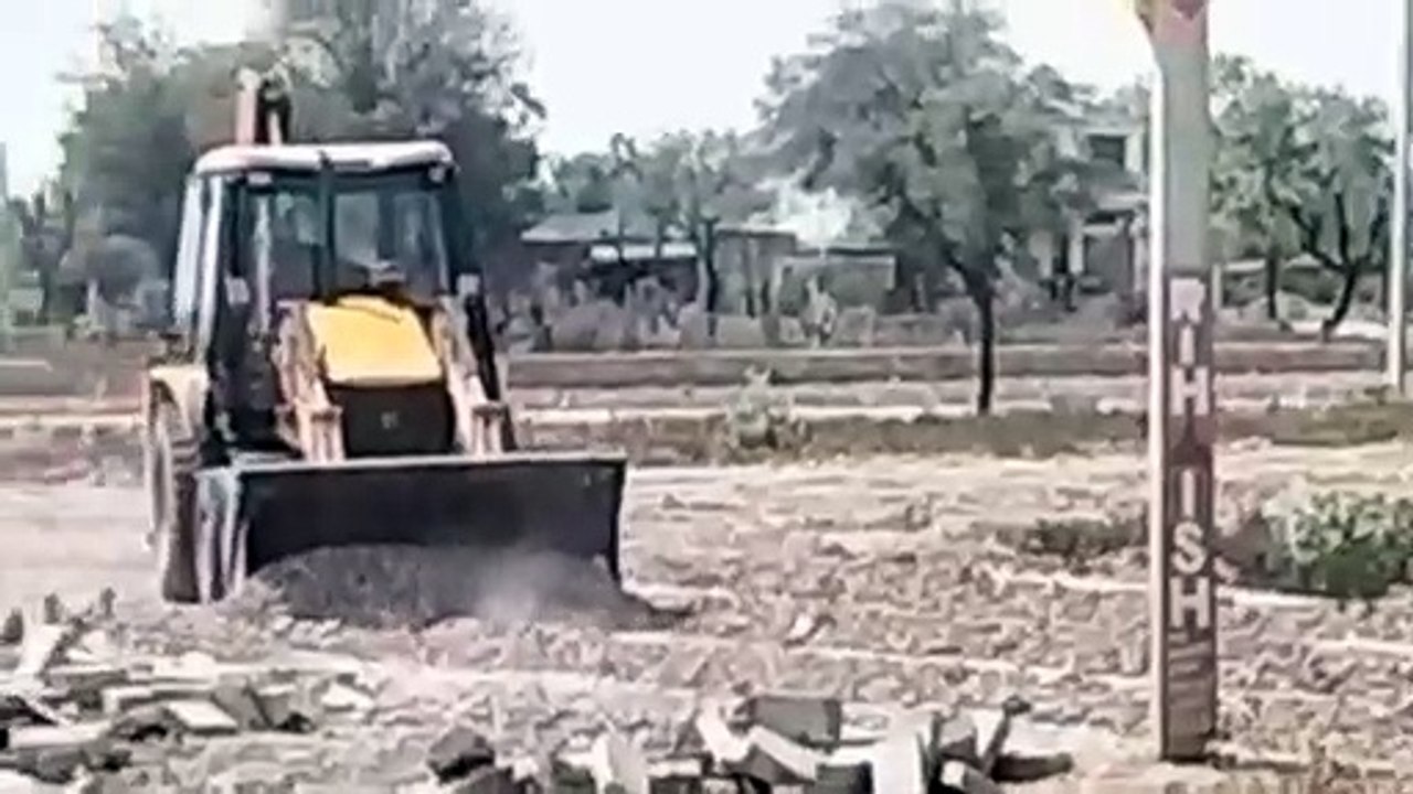 14 बीघा भूमि पर बस रही तीन अवैध कॉलोनी ध्वस्त