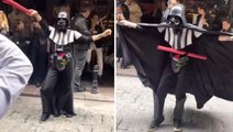 Birce Akalay, Star Wars kostümü giyerek sokak ortasında göbek attı