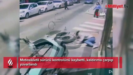 Motosikletli sürücü kontrolünü kaybetti, kaldırıma çarpıp yuvarlandı