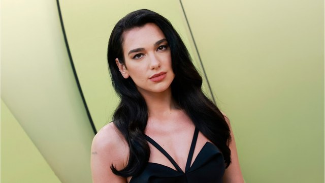 VOICI : Cannes 2023 : Dua Lipa en couple, elle officialise avec un célèbre réalisateur français sur le tapis rouge !