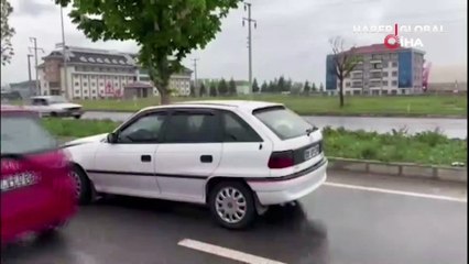 Kaza sonrası ilginç görüntü! Otomobilin ön camına saplandı