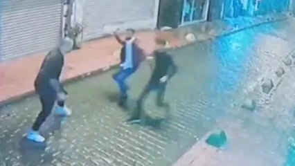 Beyoğlu'nda dehşet anları kamerada... Pala ile turiste saldırdılar