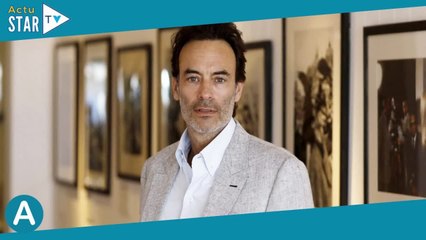 "Delon par... Delon" : Anthony, très séduisant en costume clair et ému, pose son regard sur Alain