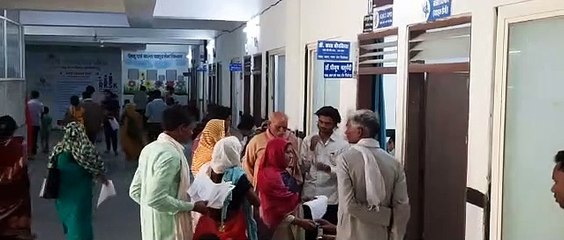 जिला अस्पताल की ओपीडी में उमड़ रही भीड़