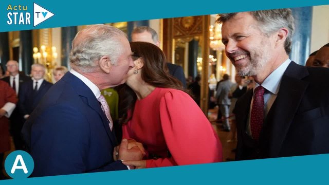 Charles III charmeur, cette façon intime qu'il a de saluer les personnalités féminines