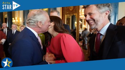 Charles III charmeur, cette façon intime qu'il a de saluer les personnalités féminines