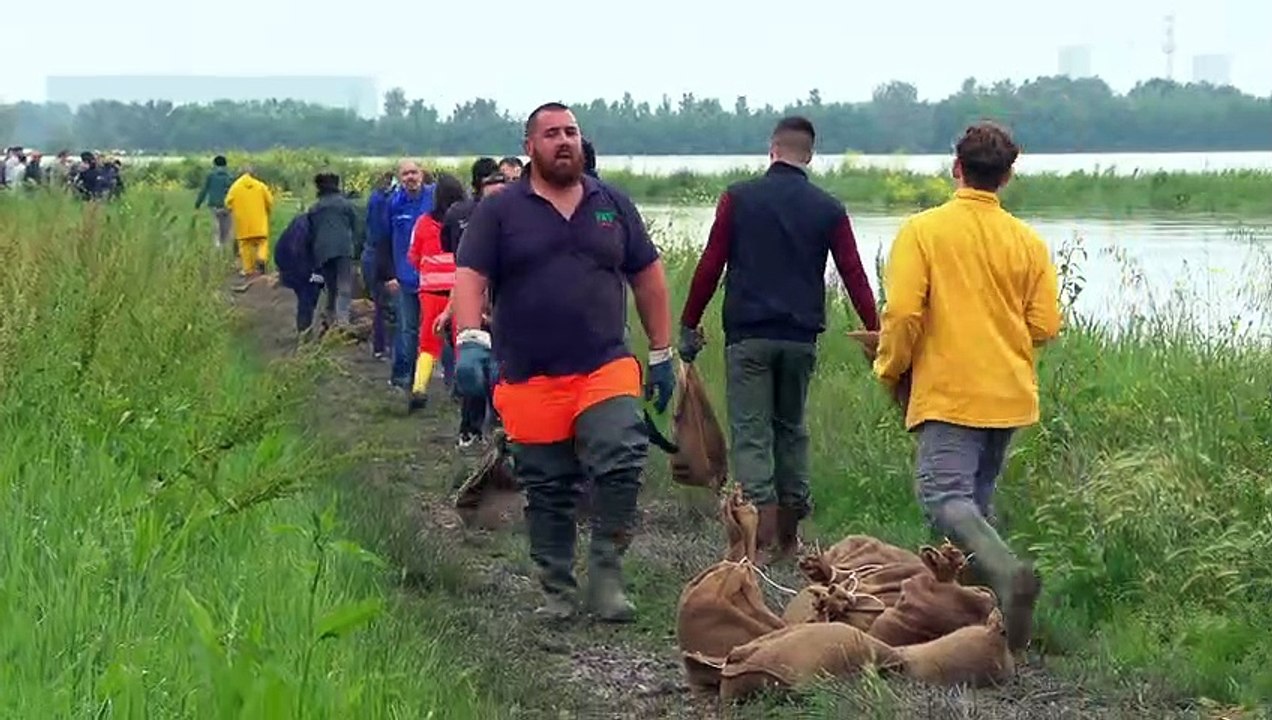 Conselice, cede argine canale: catena umana per tappare falla