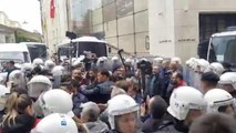 Cumartesi Anneleri'nin, Galatasaray Meydanı'ndaki 947'nci Hafta Buluşmasına Polis Müdahale Etti:  13 Kişi Gözaltına Alındı
