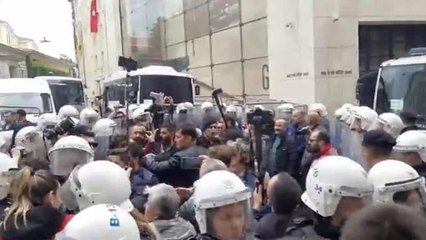 Cumartesi Anneleri'nin, Galatasaray Meydanı'ndaki 947'nci Hafta Buluşmasına Polis Müdahale Etti:  13 Kişi Gözaltına Alındı