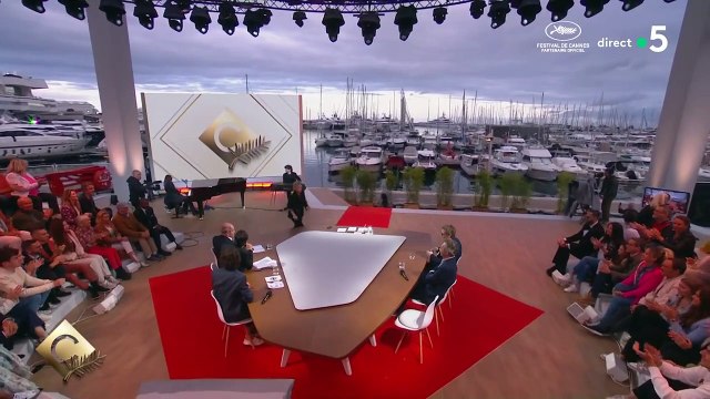 Extrait de l'émission C à vous durant lequel la chanteuse Juliette Armanet n'a pas pu jouer correctement son morceau