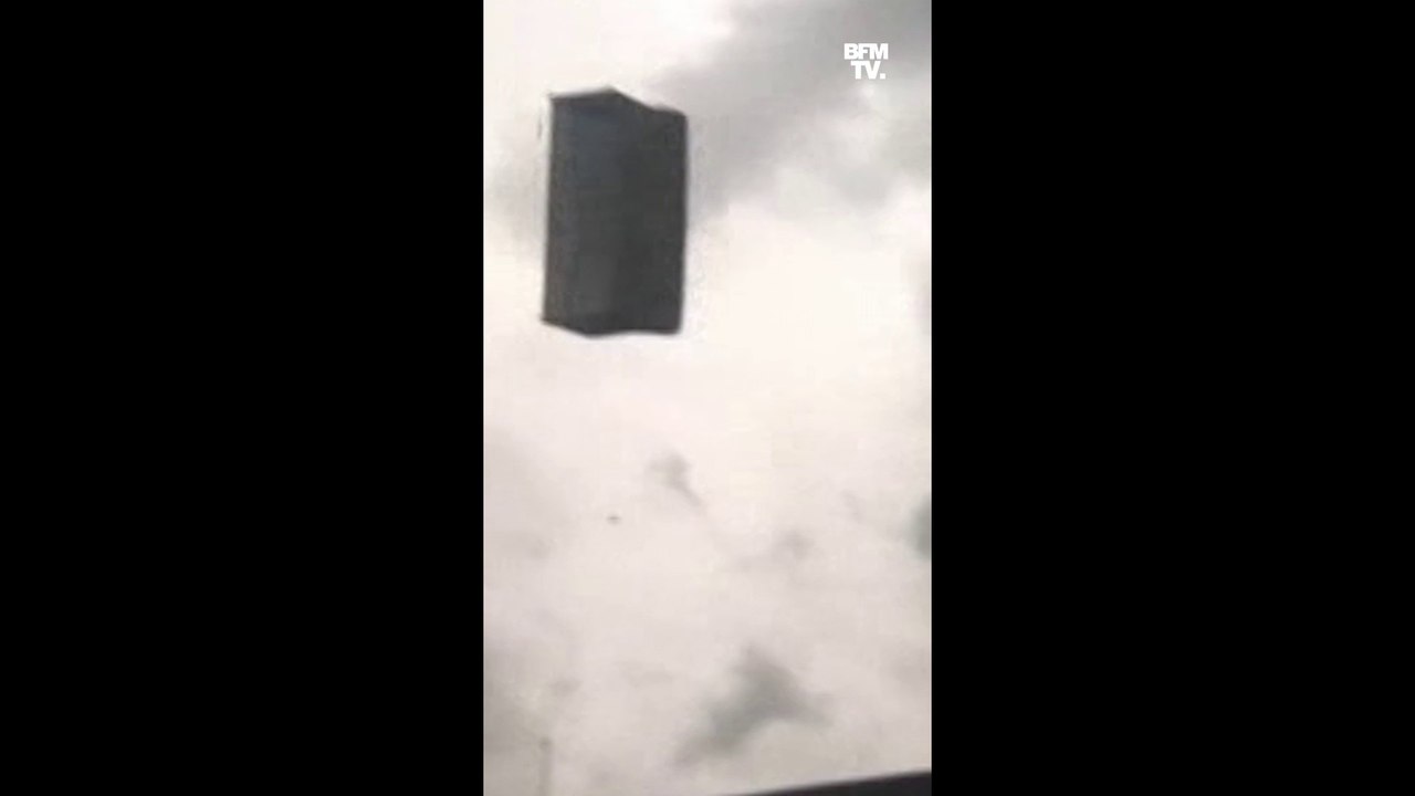 En Turquie, un canapé a été aperçu volant dans le ciel d'Ankara à cause de violentes intempéries