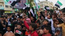 شاهد: المئات يتظاهرون شمال غرب سوريا ضدّ مشاركة بشار الأسد في القمة العربية