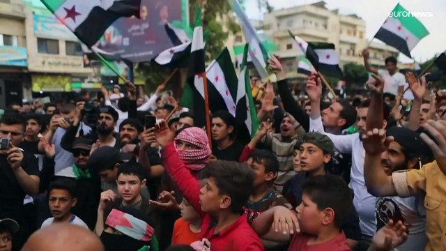 شاهد: المئات يتظاهرون شمال غرب سوريا ضدّ مشاركة بشار الأسد في القمة العربية