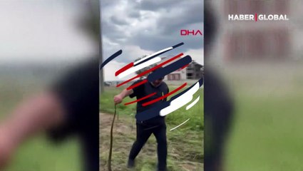 Ot temizlerken eliyle yakaladığı 2 metre uzunluğundaki yılanı, doğaya saldı: "Bunlardan hiç korkmayın, canlarına da kıymayın"