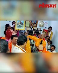 अन् धनंजय मुंडेंनी बांधला संजय राऊतांना फेटा