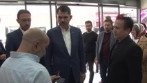 Bakan Kurum Tuzla'da esnaf ziyaretleri yaptı ve vatandaşlara dondurma ikram etti