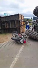 acidente entre um caminhão e uma moto