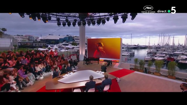 Vous, vous l'entendez ? : Gros bug technique dans C à vous , Juliette Armanet dans l'incapacité de chanter