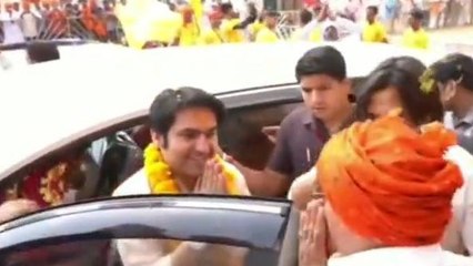 सागरः पंडित धीरेंद्र कृष्ण शास्त्री पहुंचे जैसीनगर,दर्शन करने उमड़ा जनसैलाब