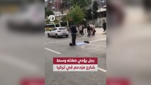 رجل يؤدي صلاته وسط شارع مزدحم في تركيا