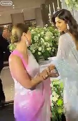 Itni jaldi mein Hi-Hello? Quick hug followed by a kissy and uske baad tata bye byeShi