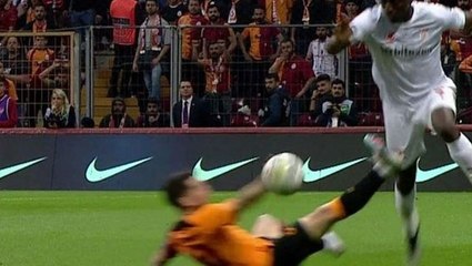 Maça hakem damga vurdu! G.Saraylı yıldıza çıkmayan kırmızı kart ortalığı ayağa kaldırdı
