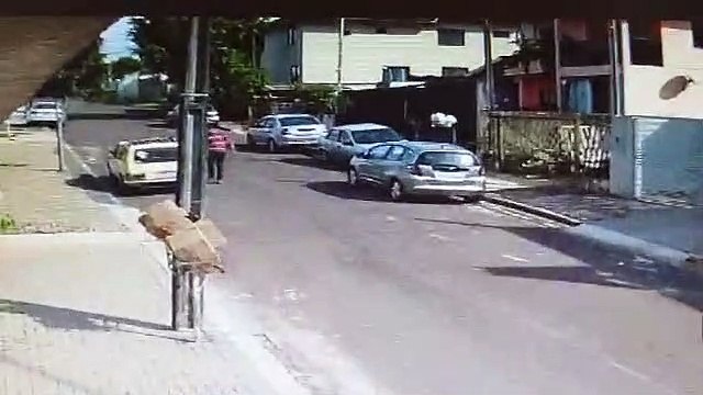 Câmera flagra homem invadindo residências para cometer furto no Pioneiros Catarinenses