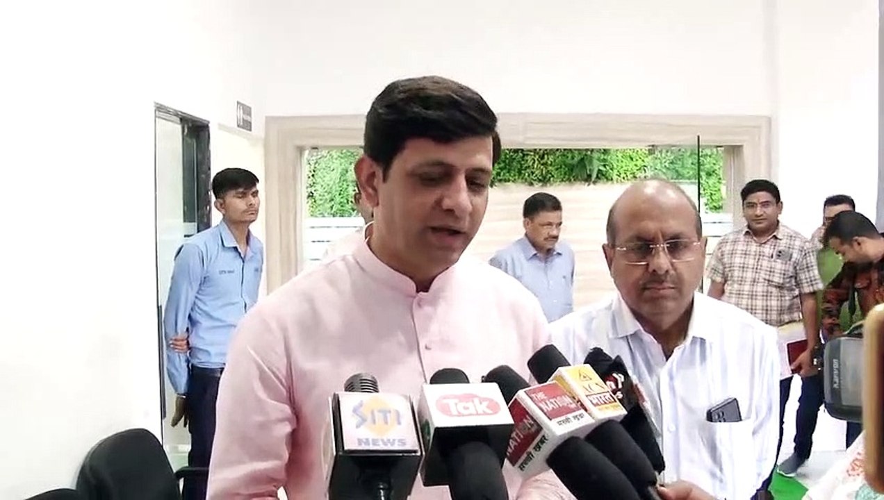 कॉलोनी सेल के अधिकारियों के साथ बैठक करते महापौर पुष्यमित्र भार्गव