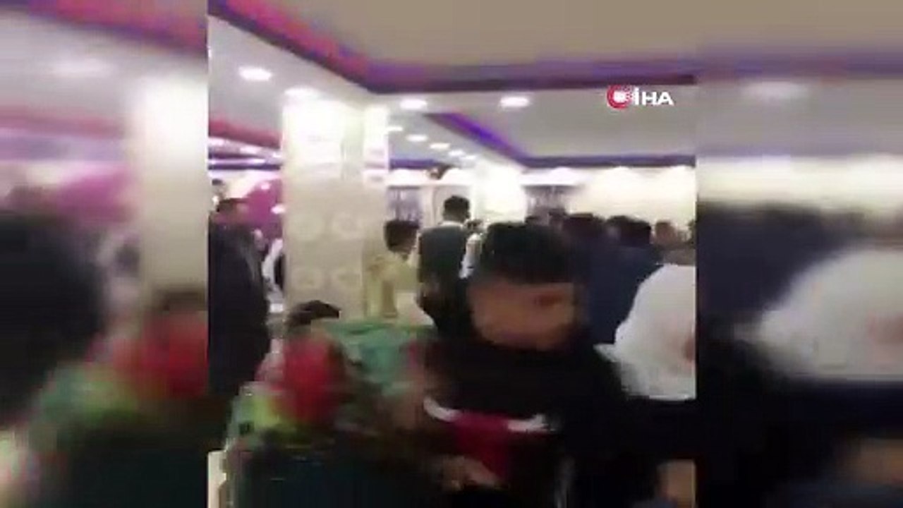 Düğünde meydan kavgası, masa ve sandalyeler havada böyle uçuştu