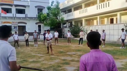 वीडियो- चक्रव्यूह में फंसा युवा चारों ओर से पड़ी लाठियां, एक लाठी से संभाले कई वार