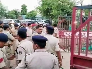 Five hundred people reached and laid siege to Ratanpur police station,